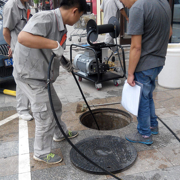 酒店下水道疏通高壓清洗機(jī)使用現(xiàn)場